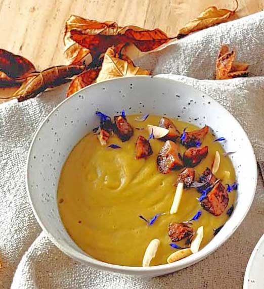 Image of In vorgewärmte Schalen anrichten. Die Suppe mit den knusprigen Marroniwürfeln und ev. Mandelstiften toppen