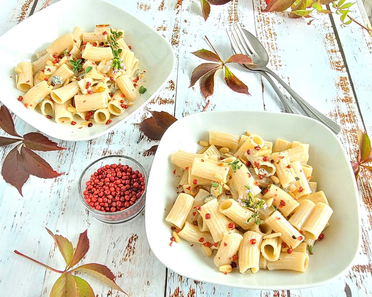Rigatoni mit Blauschimmelkäse, Birne & rosa Pfeffer, cremig & fein
