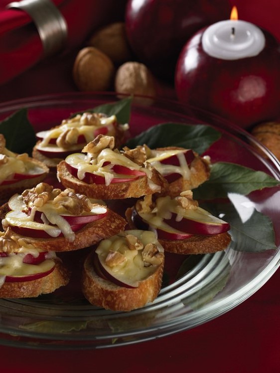 Cheddar, Walnut & Apple Bruschetta Toasts