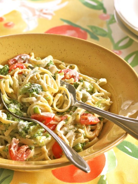 Creamy Broccoli, Tomato & Cheddar Linguine