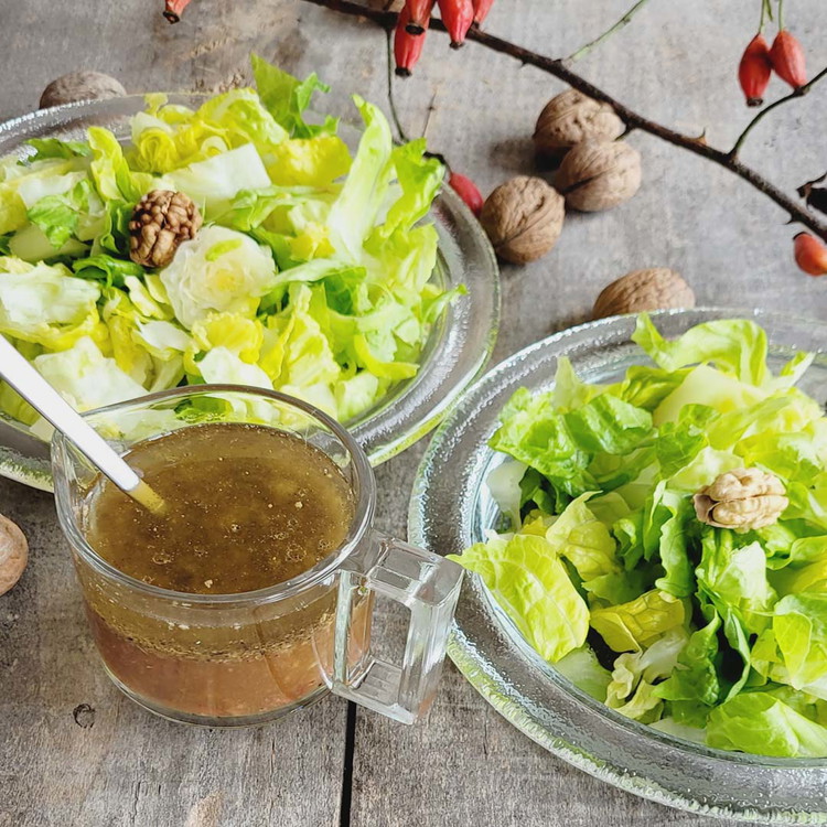 Image of Die lauwarme Salatsauce über den Salat träufeln, mischen und servieren.