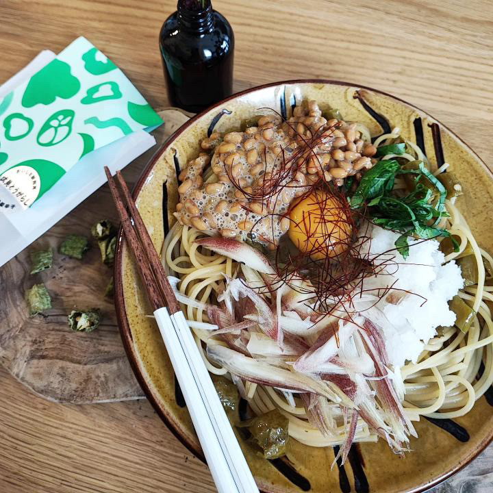 箸で食べるパスタ