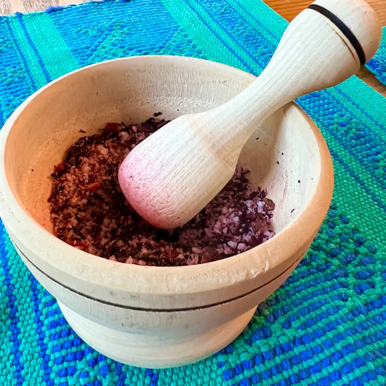 Image of Add salt and dried hibiscus to mortar and grind it...