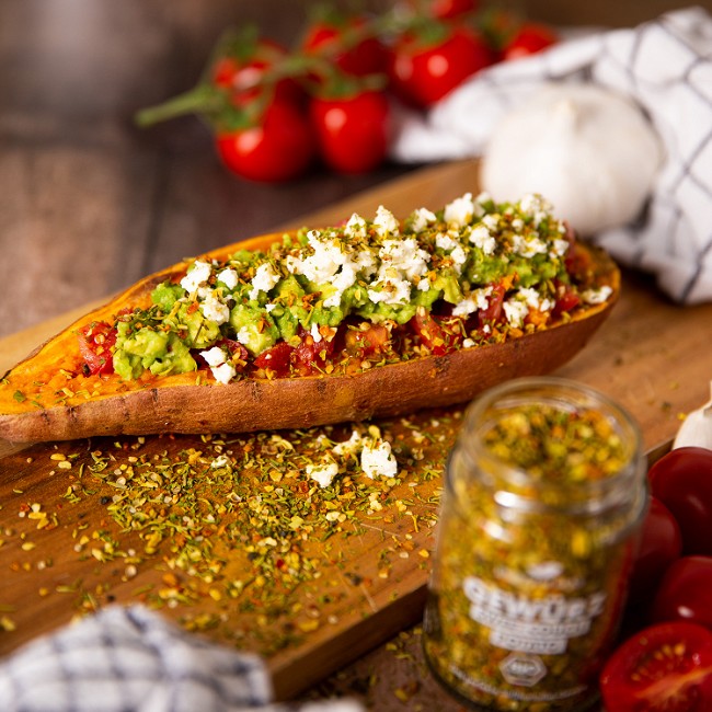 Image of Gefüllte Süßkartoffel mit Tomatensalsa und Guacamole