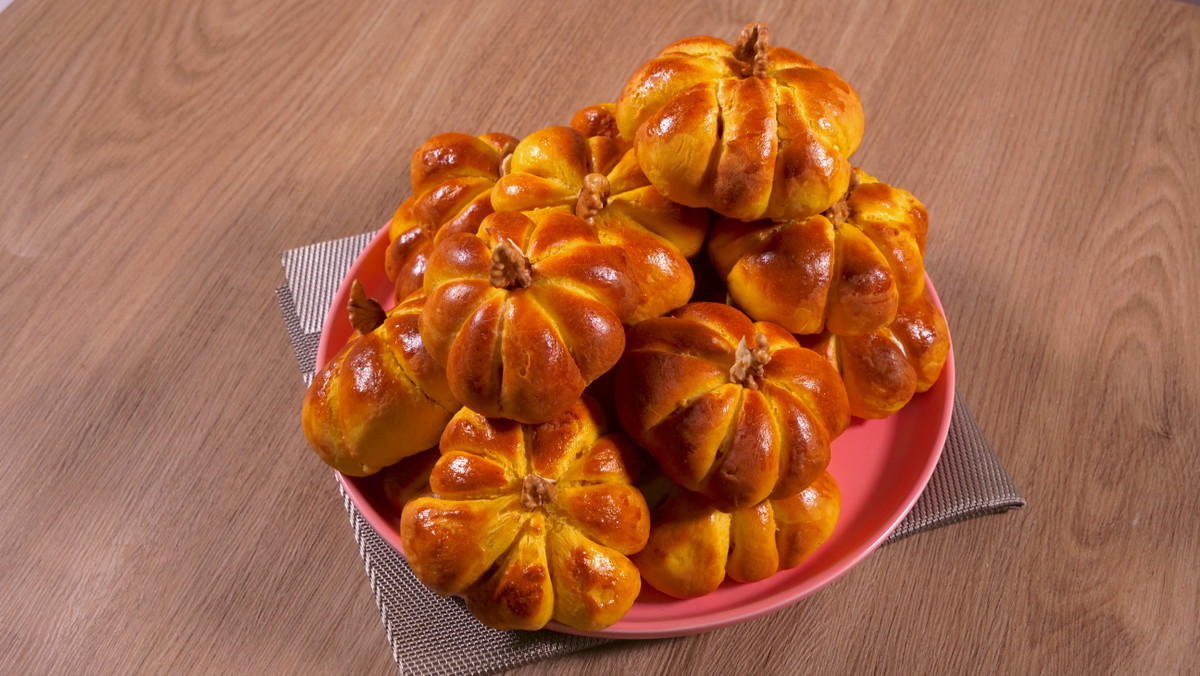 Air fryer Pumpkin Shaped Roll