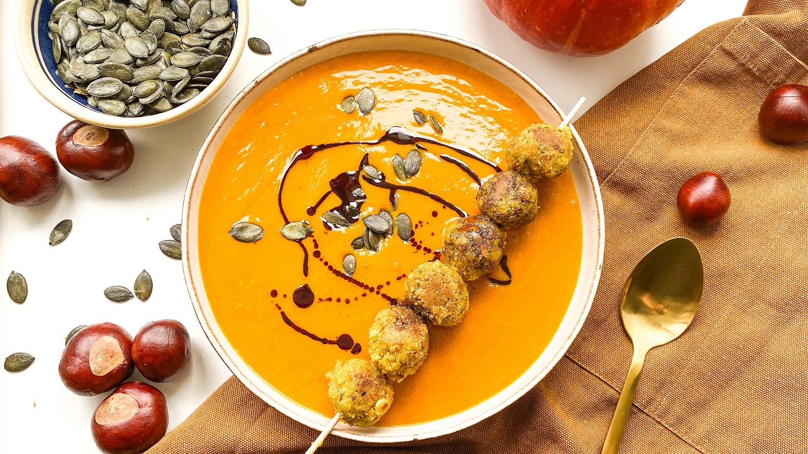 Image of Cremige Kürbissuppe mit Falafel-Spießen