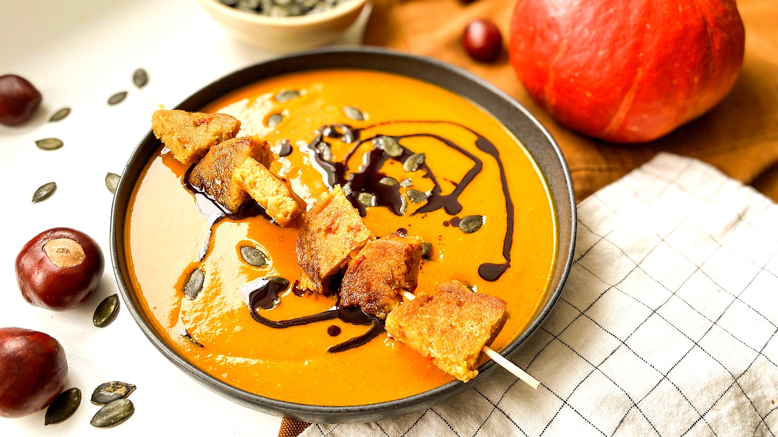 Image of Cremige Kürbissuppe mit Curry-Knödel-Spießen