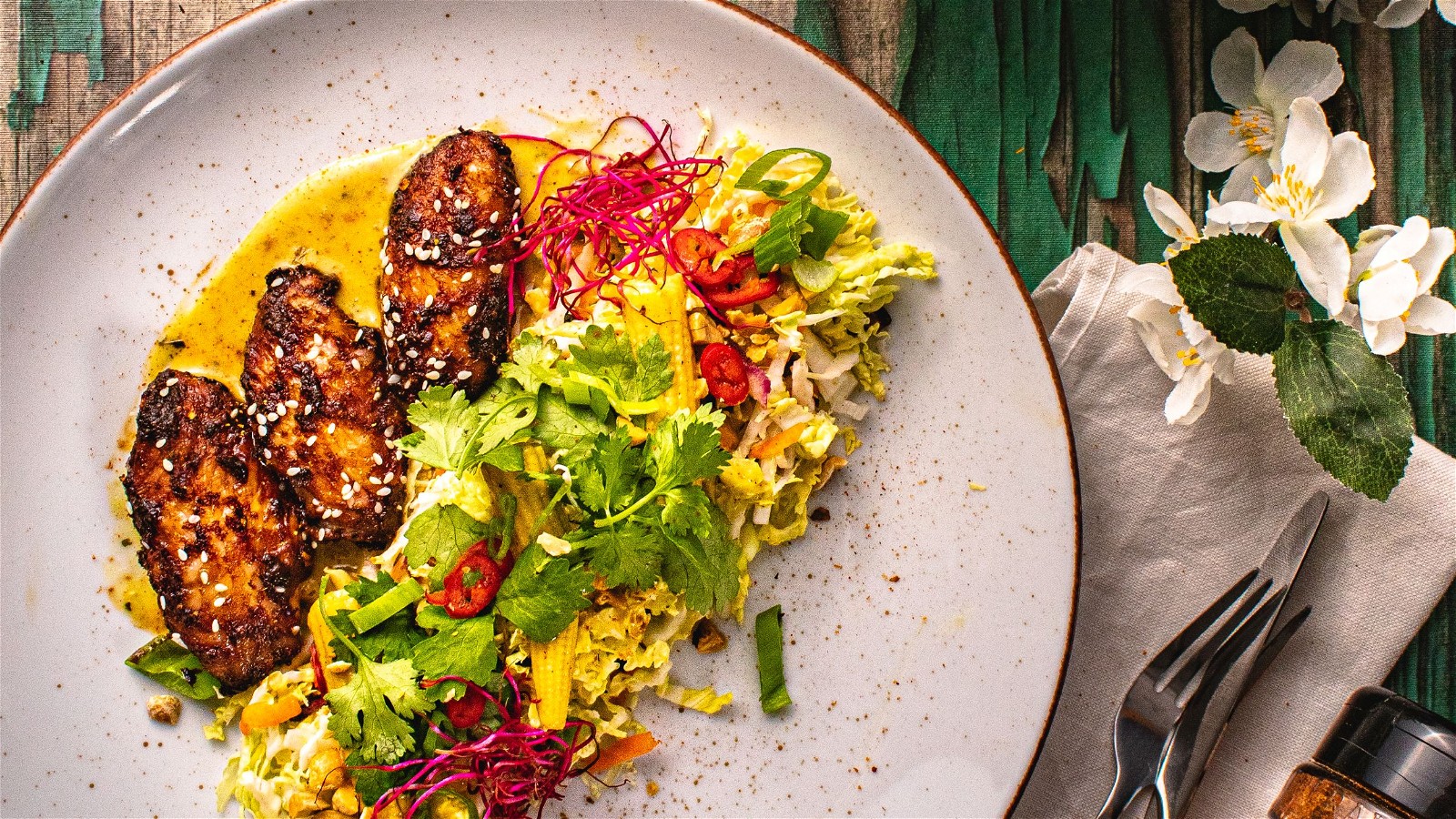 Image of Miso Asia Wings mit Chinakohl Salat und Kokos-Mango Sauce 