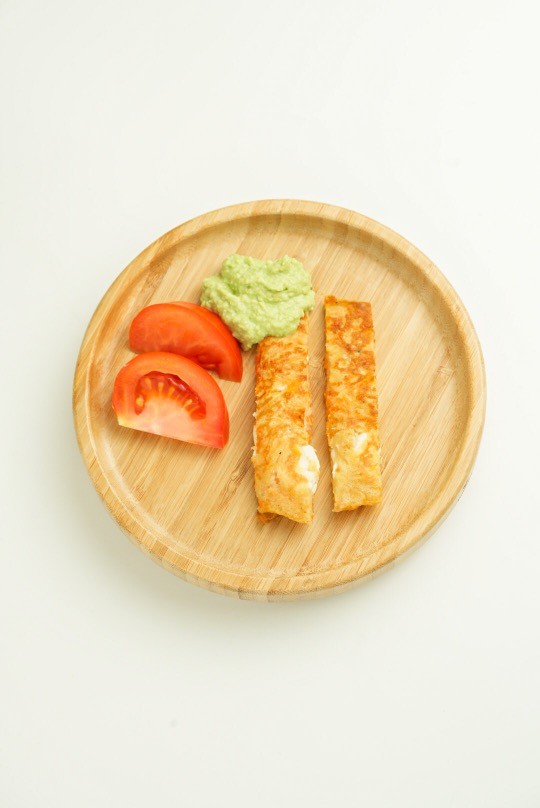 Image of Morotsfritters med avokadokräm och tomatsallad