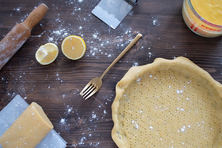 Image of Distribute the shortcrust pastry in the mold of your choice,...