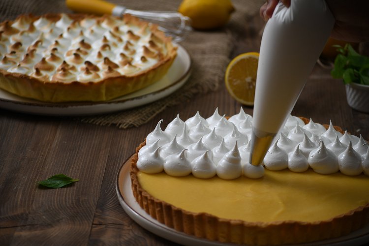 Image of Fill the surface of your lemon pie by making symmetrical...