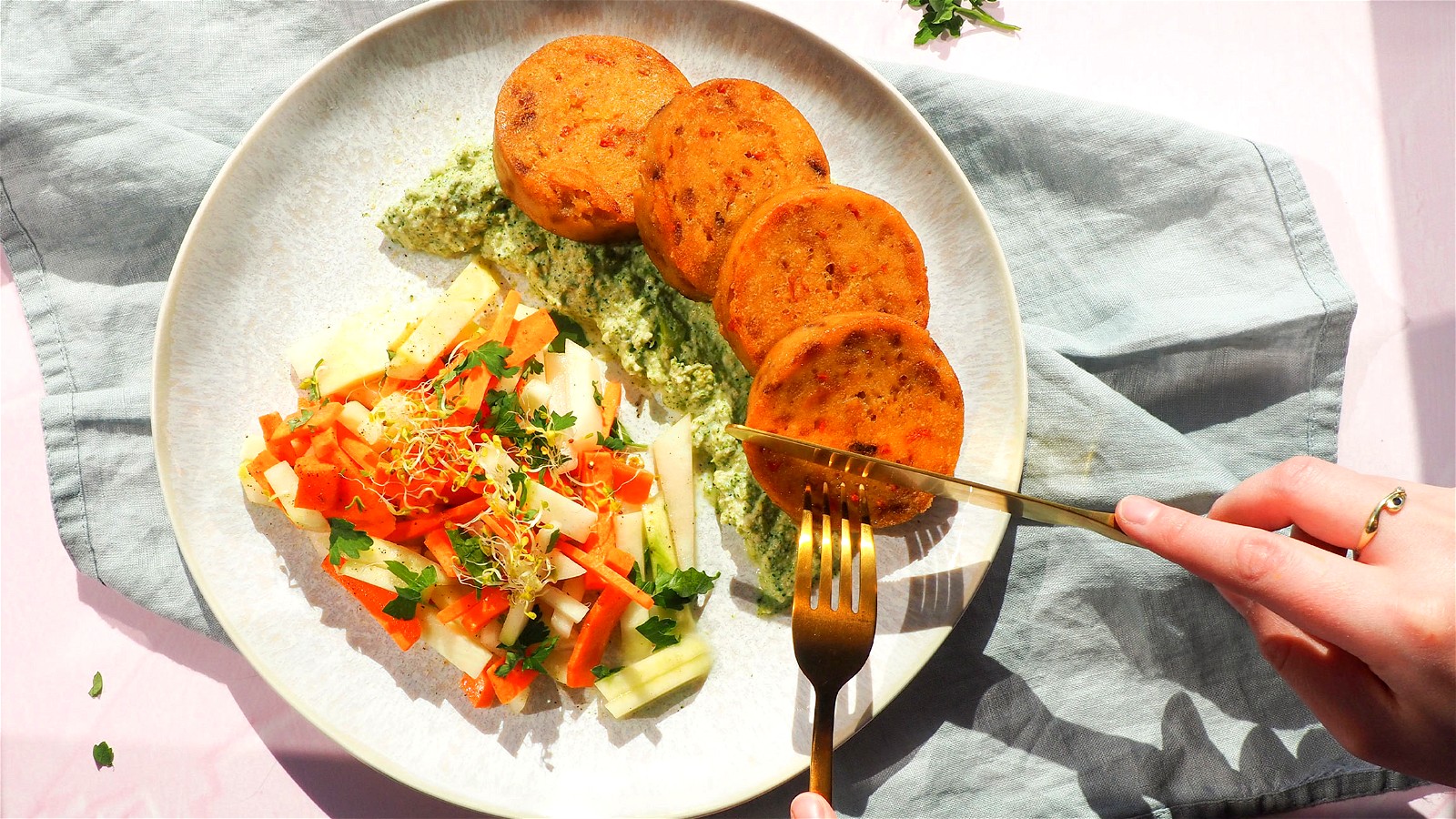 Image of Semmelknödel auf Brokkolicreme mit Kohlrabi-Möhren-Salat