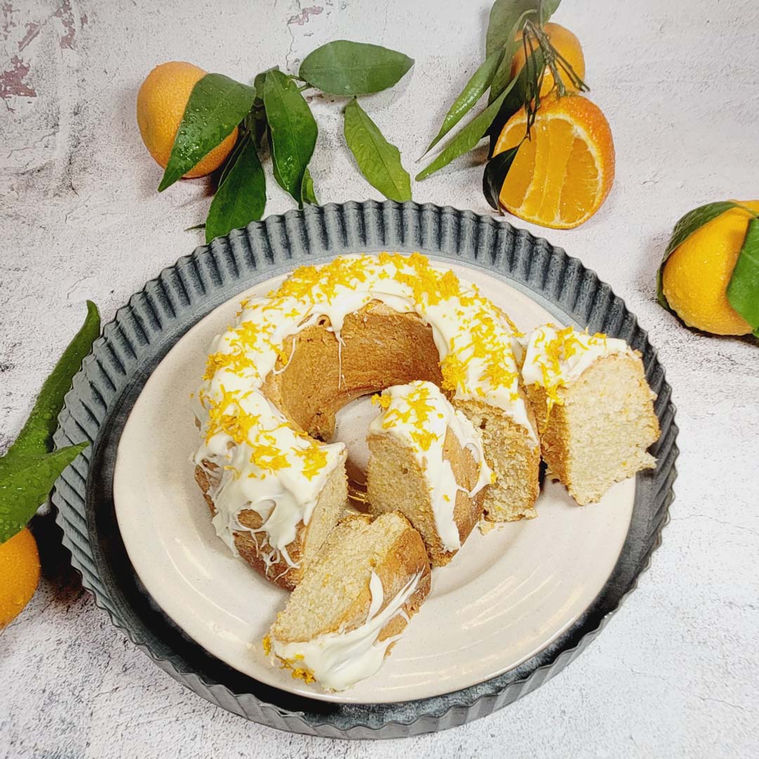 Orangen-Gugelhupf mit Joghurt & weisser Kuvertüre, saftig & fein