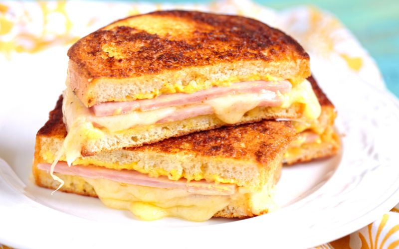 egg sandwich on the plate