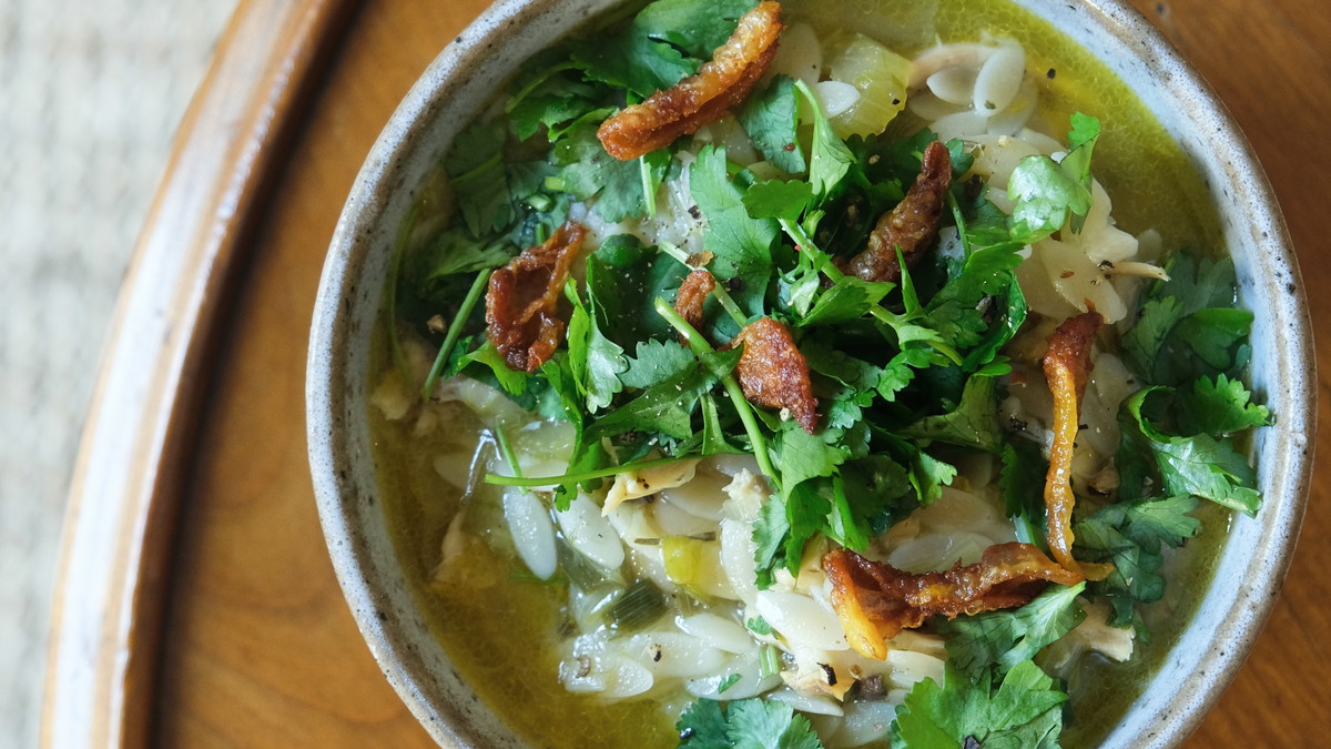 Orzo al dente, bouillon de poulet au piment chipotle et citron