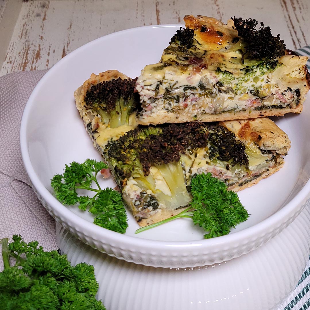 Gemüsequiche mit Broccoli, Lattich & Ei’m in Love, herzhaft & fein