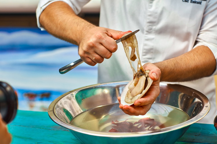 Image of Pour cette préparation, enlevez les barbes et le corail et laissez uniquement la noix blanche sur la coquille.