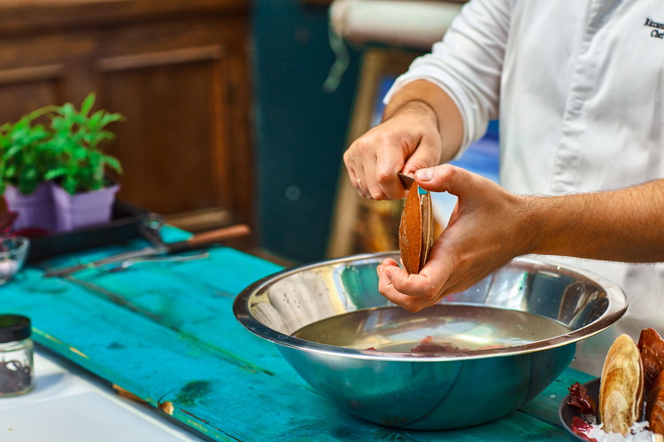 Image of Tenez le coquillage à la verticale dans votre main. Mettez la partie la plus bombée de la coquille vers vous. Avec un couteau de table, passez par la petite fente entre les 2 coquilles et coupez le muscle en raclant...