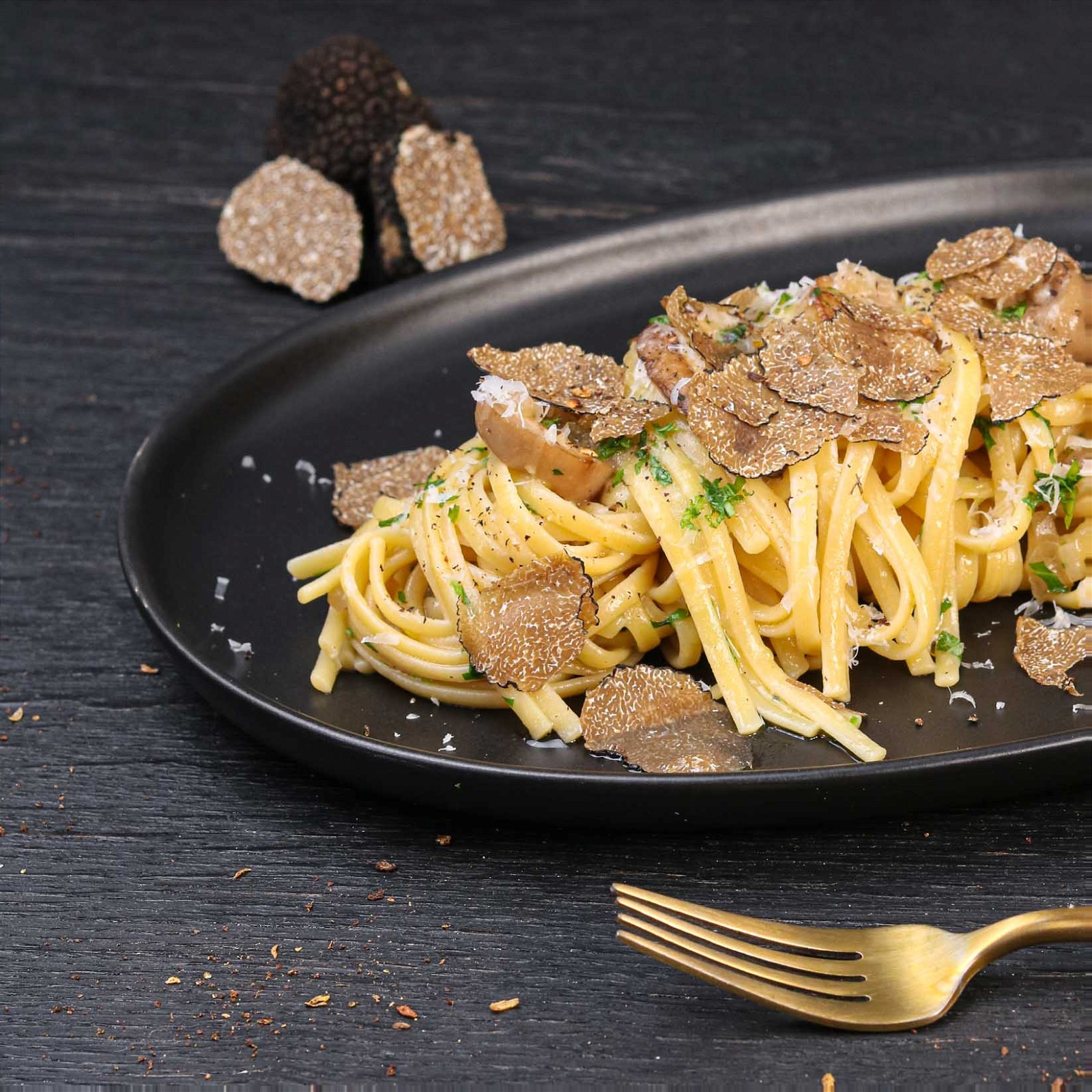 Selbstgemachte Trüffelpasta mit frischem Herbsttrüffel