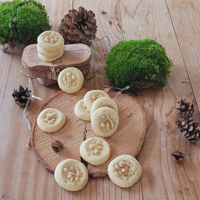 Cookies mit kandiertem Ingwer auf einem Holzbrett