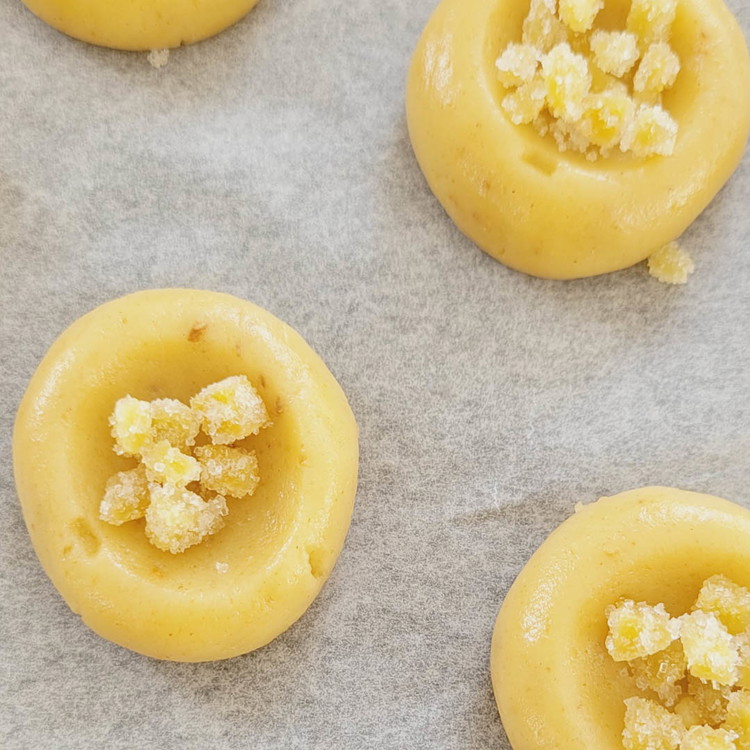 Image of In die Mulden verteilst du nun den kandierten Ingwer