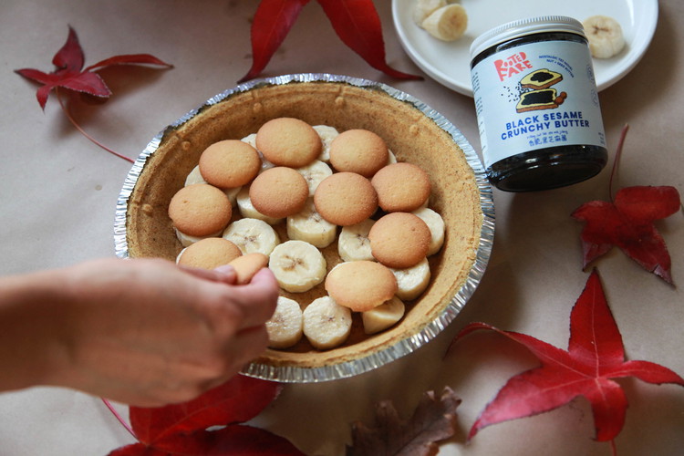 Image of In the bottom of the pre-made pie crust, put in a layer of sliced bananas, then wafers, and finally black sesame pudding.