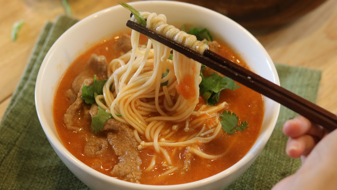 Image of Tomato Soup With Beef and Noodles (番茄汤牛肉面)