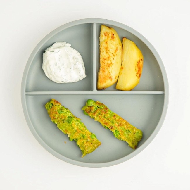 Image of Gröna ärtfritters med klyftpotatis och dillsås