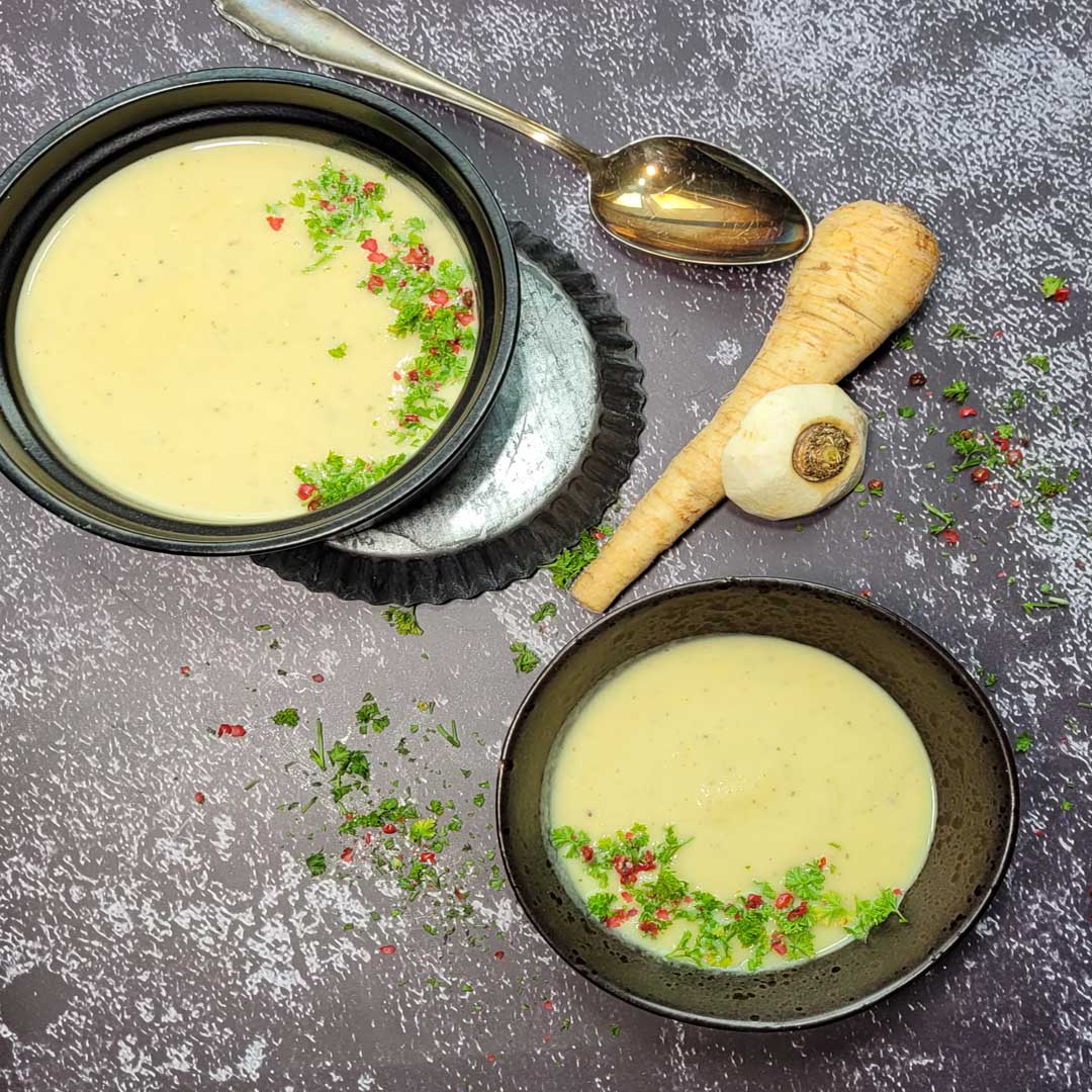 Pastinaken-Apfelsuppe mit Zitronenpfeffer, cremig & aromatisch