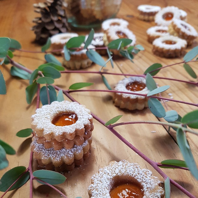 Weihnachtsgebäck mit Marmelade