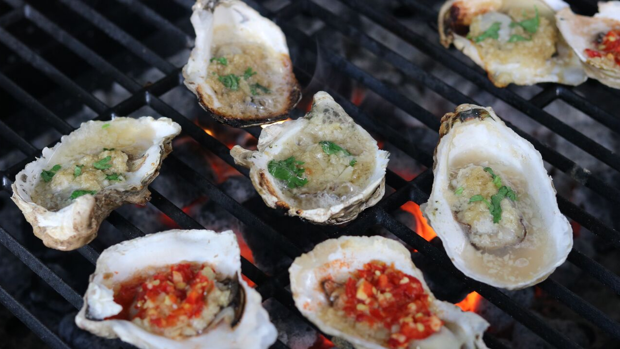Image of Grilled Oysters (With Garlic and Chili Toppings)