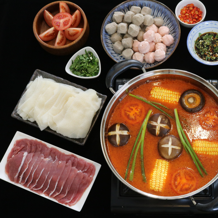 https://images.getrecipekit.com/20221128110428-how-to-make-non-spicy-hotpot.png?aspect_ratio=1:1&quality=90&