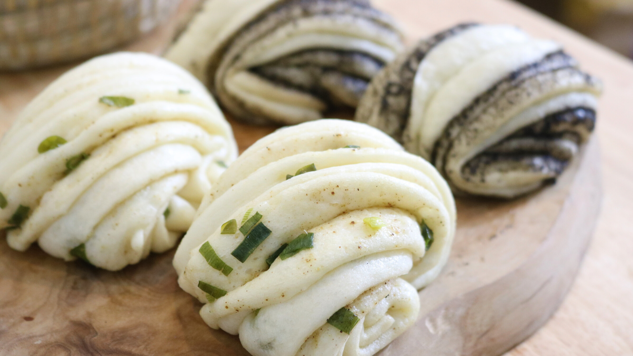 Image of Steamed Scallion Rolls and Sesame Rolls