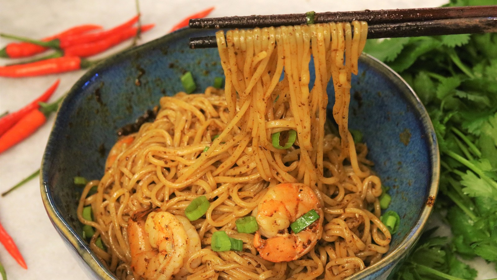 Image of Easy Shrimp and Noodles Recipe (快手虾仁拌面)