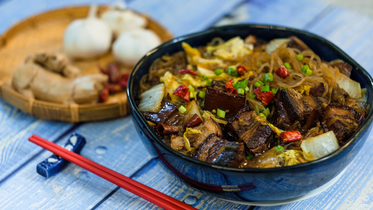 Braised Pork Belly with Vermicelli Noodles & Napa Cabbage (猪肉白菜炖粉条)