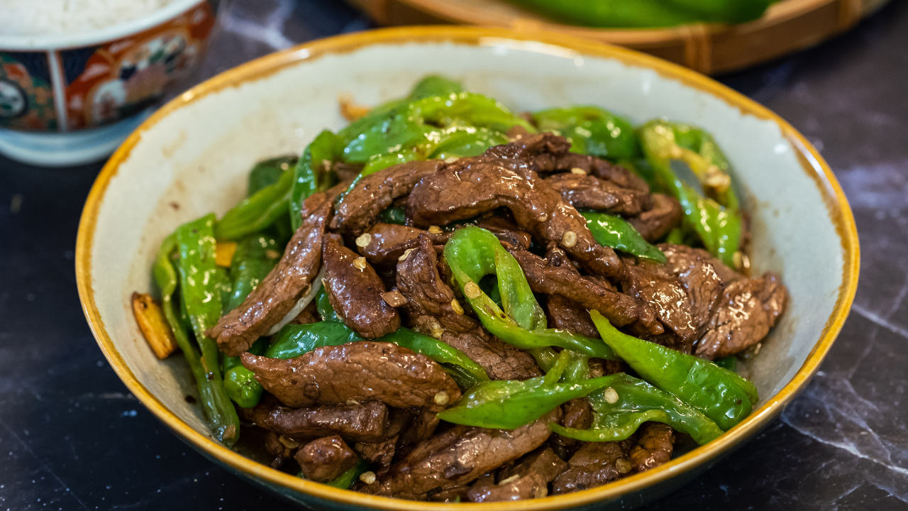 Image of BETTER THAN TAKEOUT – Authentic Pepper Steak (杭椒牛柳)