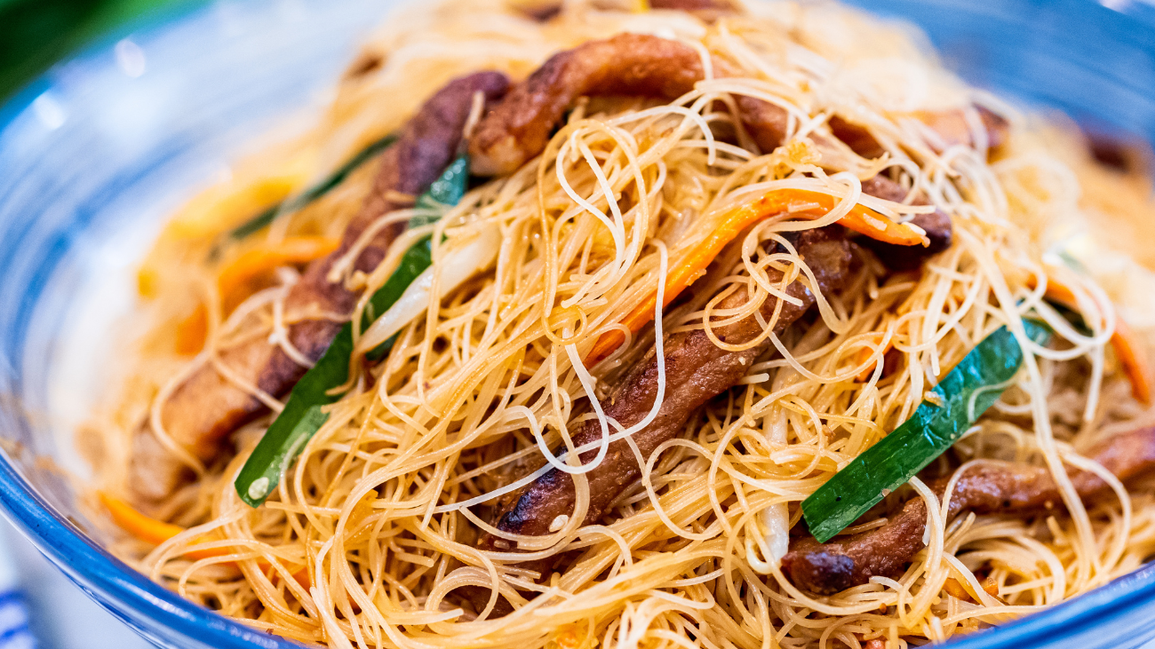 Image of Stir Fry Rice Noodles Pork Chow Fun Recipe (猪肉炒米粉)