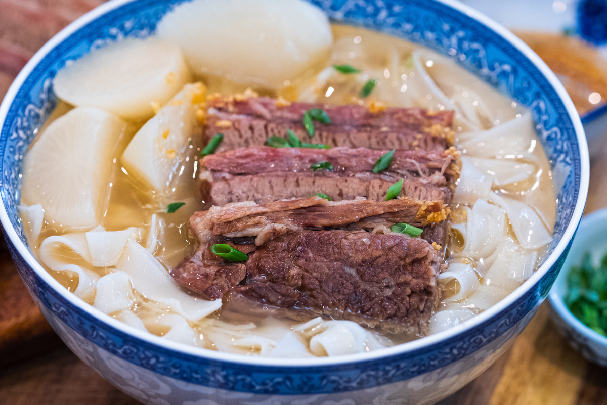 Cantonese Braised Beef Noodle Soup (清汤牛腩粉)