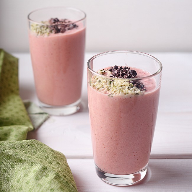 Image of Strawberry Cacao Nibs Smoothie (Vegan)