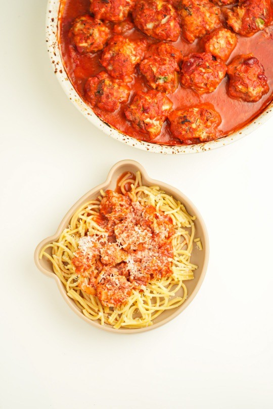 Image of Kycklingfrikadeller i tomatsås och spagetti