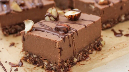 Image of Chocolate and hazelnut cheesecake bars (raw vegan paleo)