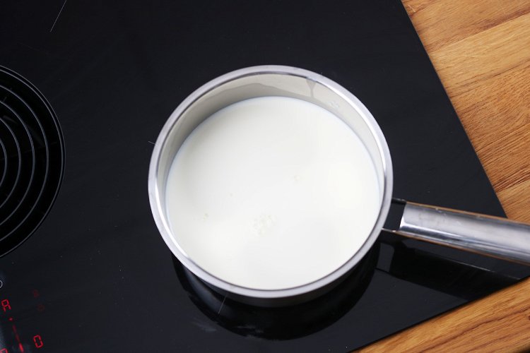 Image of Die Milch erhitzen. 