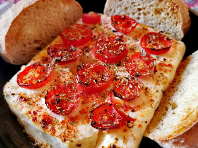 Image of 🧀 GEBACKENER SCHAFSKÄSE MIT TOMATEN