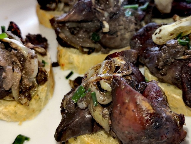 Image of 🍖  CROSTINI MIT BALSAMICO- HÄHNCHENLEBER UND ZWIEBELRINGEN