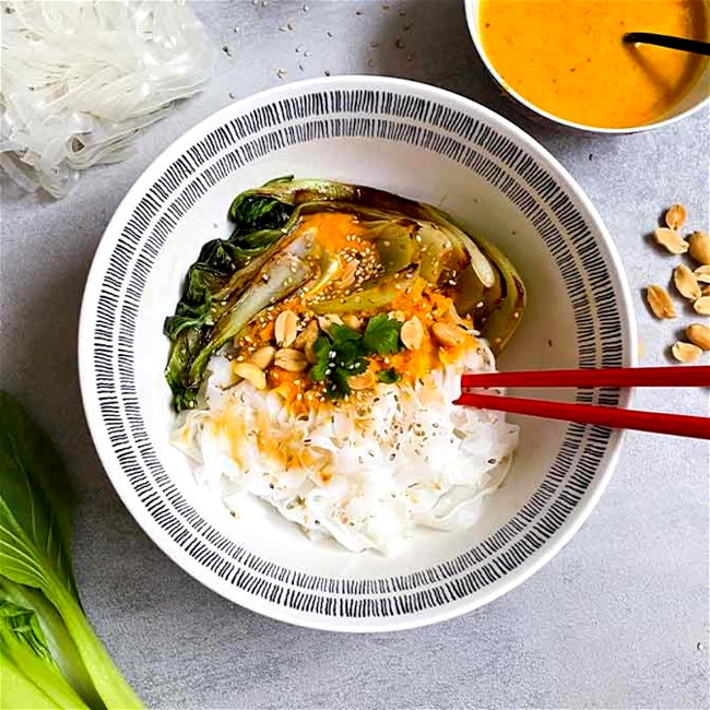 Image of Reisnudelgericht: Gebratener Pak Choi mit Erdnüsse, Reisnudeln und asiatischer Sauce für Gemüse Thai
