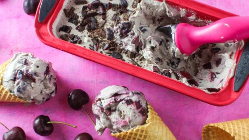 Image of Creamy cherry chocolate chunk ice cream (vegan & paleo)