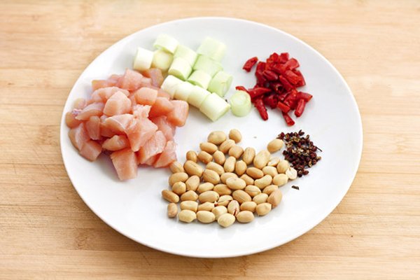 Image of  Lave todos os ingredientes primeiro. Corte o peito de frango...