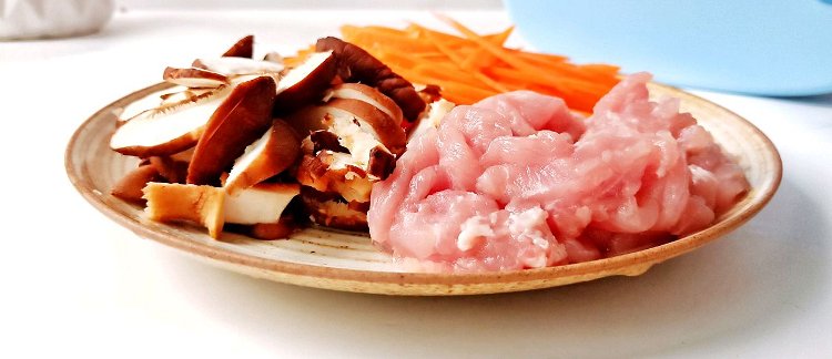 Image of Cortar a carne em tiras finas e os vegetais em...