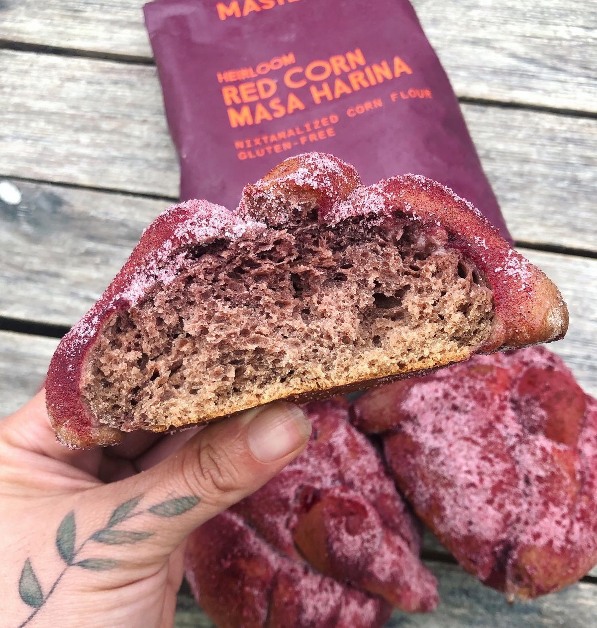 Pan de Muerto con Maíz Rojo Masa Harina