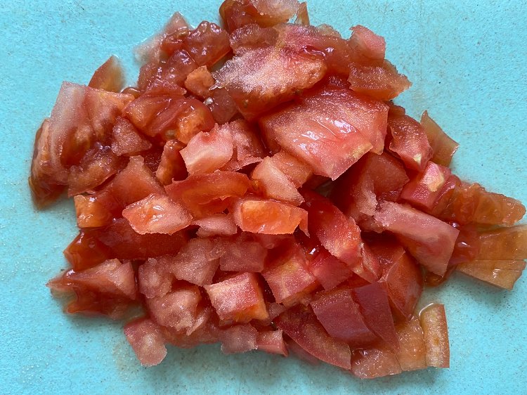 Image of Cortar o tomate em cubos. (Preferência sem pele)